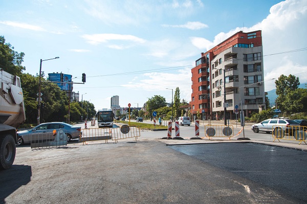 Отваря се за движение новият участък от северното пътно платно на бул. “Тодор Каблешков“, затваря се кръстовището с ул. “Луи Айер“