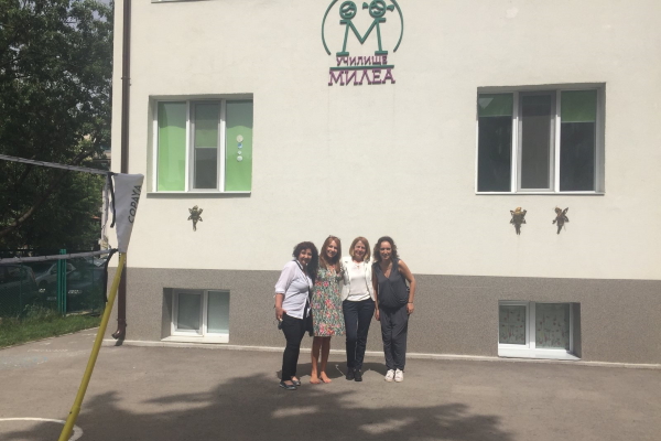 Кметът Йорданка Фандъкова се срещна с деца и учителите от Начално училище „Милеа“
