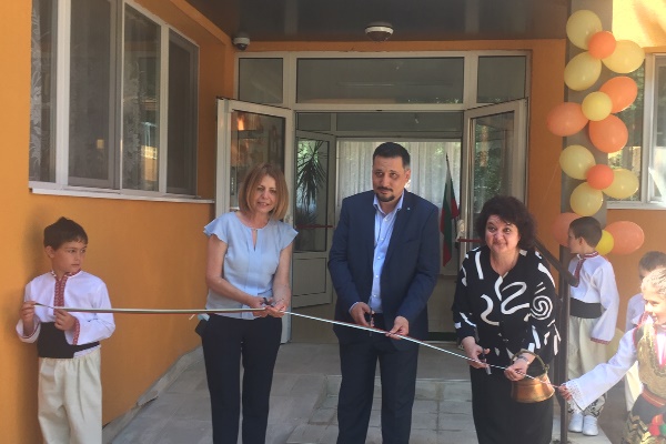 С празнична програма започна да работи обновената детска градина № 30 „Радецки“