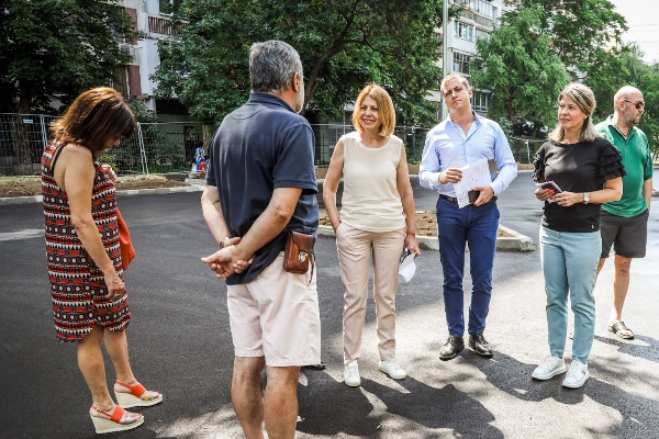 Кметът на София Йорданка Фандъкова провери изграждането на открит паркинг в район 