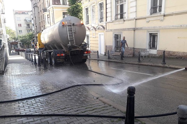 Във връзка с високите температури днес ще се извършва оросяване на улици и булеварди в София