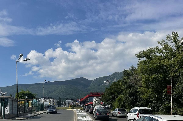 Облагородени са разделителните ивици при кръстовището на бул. „Черни връх“ и Южната дъга