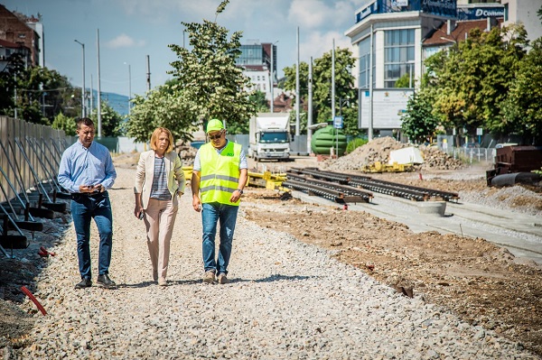 Фандъкова: Започна монтажът на релсовия път на пл. “Македония“