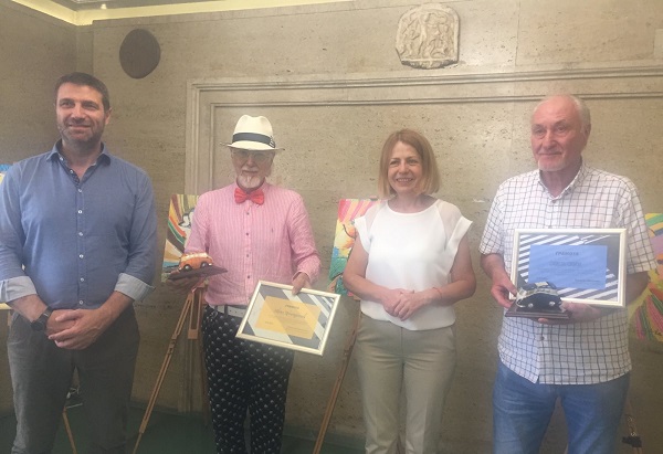 Изложба от детски рисунки, направени с участието на Иван Яхнаджиев, e във фоайето на Столична община