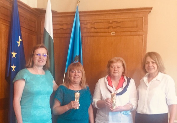 Кметът на София Йорданка Фандъкова награди директори за принос в развитието на столичното образование