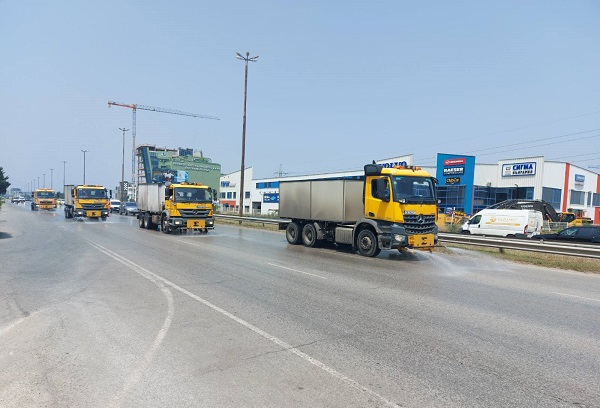 Извършва се оросяване на основни улици и булеварди