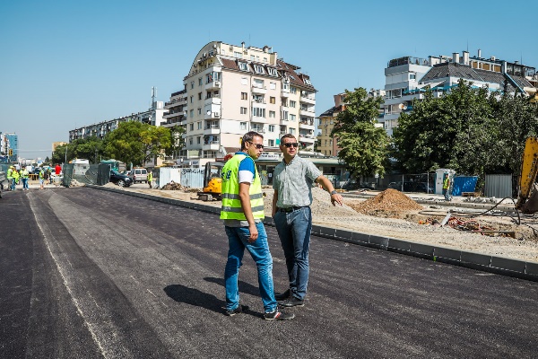 Изпълняват се асфалтовите работи на кръстовището на бул. “Тодор Каблешков“ и ул. “Луи Айер“