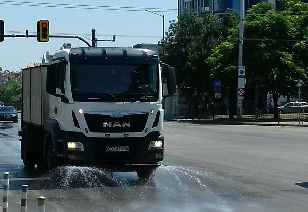 Столичната община организира раздаване на безплатна минерална вода и оросяване на улици