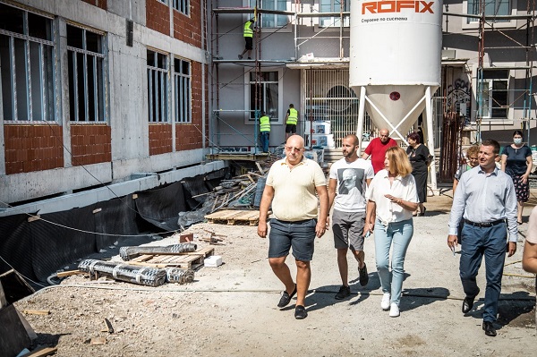 Фандъкова: Работим усилено в над 100 училища и детски градини, където извършваме основни и текущи ремонти