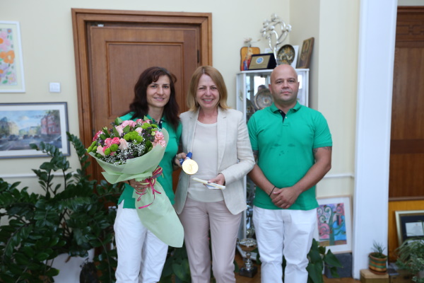 Кметът Йорданка Фандъкова предлага олимпийската шампионка по бокс Стойка Кръстева и нейния треньор Борислав Георгиев за почетни граждани на София