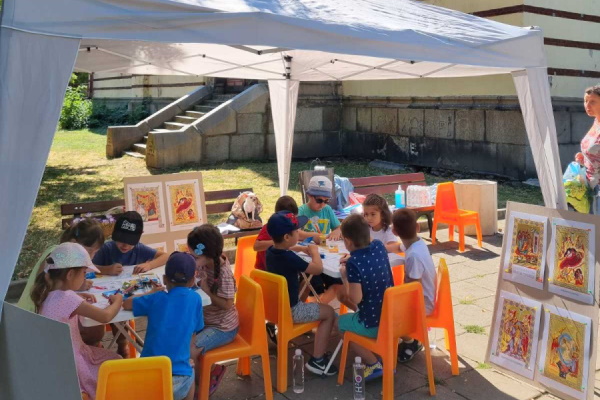 Деца оцветяваха своите първи икони в парк „Свети Никола“