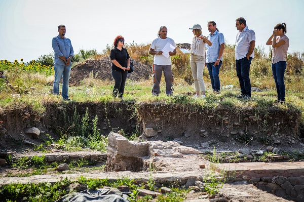 Кметът на София Йорданка Фандъкова посети археологическите теренни проучвания край с. Мировяне