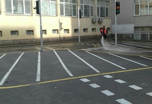 Мият  дворовете на училища в София  за 15 септември