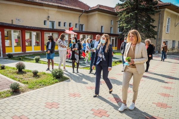 Кметът Йорданка Фандъкова провери новата сграда на детска градина във Владая