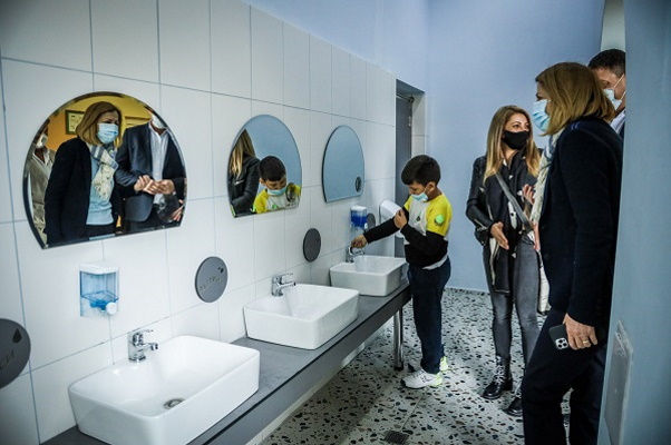 Кметът Фандъкова посети столичното 58. училище, в което е изпълнен проект „София избира децата“