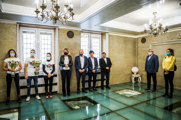 Кметът на София отличи с плакети Световните шампиони по стрийт фитнес