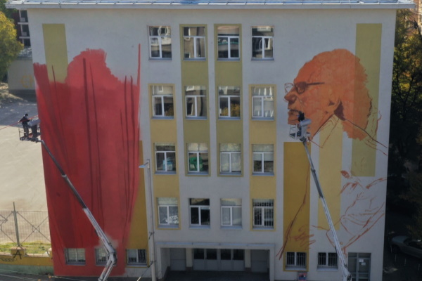 Графити артистът Станислав Трифонов-Насимо започна работа по мемориален стенопис в памет на Кристо на фасадата на Софийската математическа гимназия