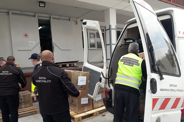 Екипите на Столичната община доставиха в 24-те района на София тестовете за училищата