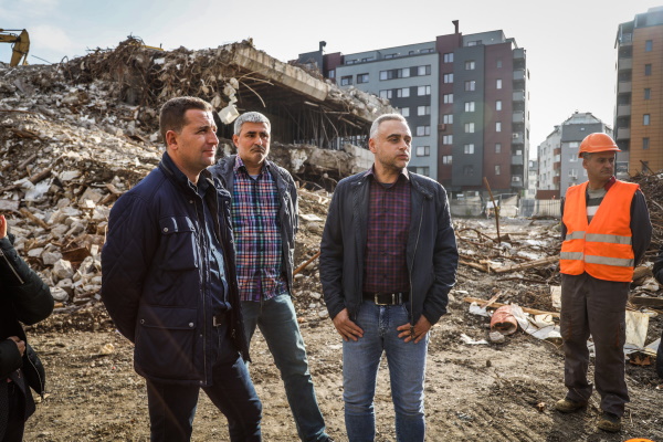 Зам.-кметът по строителство инж. Джоргов провери работата по разчистване на недовършената сграда на фондация “13 века България”