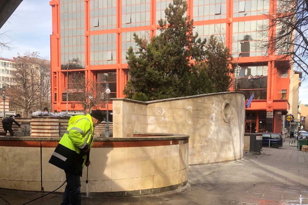 Почистени са мраморните стени около минералните чешми на пл. „Бански“