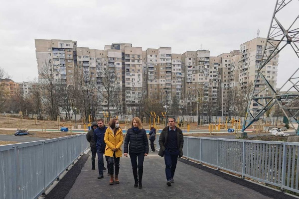 Изградена е нова паркова зона с пешеходен мост, който свързва „Люлин“ със Западен парк