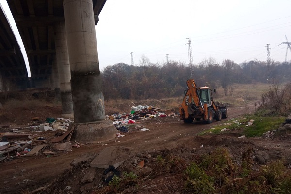 Екипи на Столичната община почистват нерегламентирани сметища