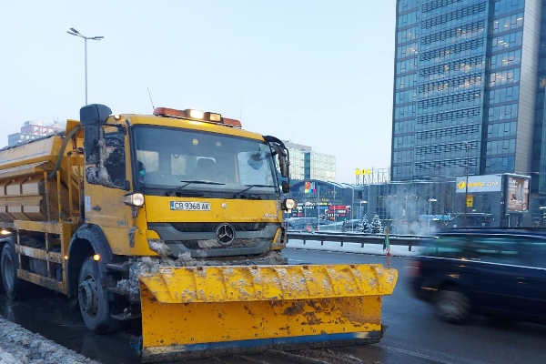 155 снегопочистващи машини работят в София