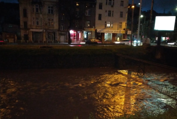 По разпореждане на кмета на София Йорданка Фандъкова всички екипи на  аварийната дирекция на Столична община извършват 24-часово наблюдение на критичните места на реките в София