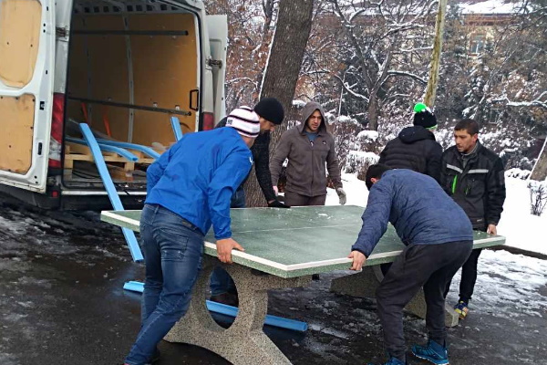 Тенис маси са поставени в градина 