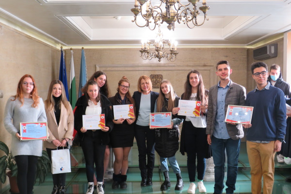 Наградиха младежите, участвали в конкурса „Инициатива с висока обществена значимост“