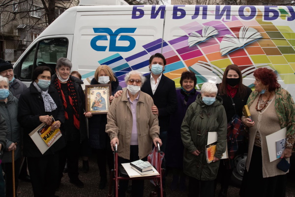 Заместник-кметът Мирослав Боршош подари книги на възрастните хора, живеещи в Дом „Дълголетие“