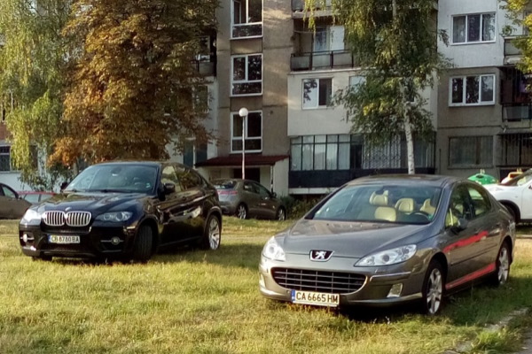 Близо  1600 санкции за неправилно паркиране в зелени площи са наложени от началото на годината