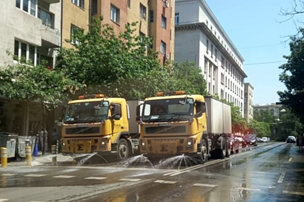 Продължава извънредното миене на основни улици и булеварди заради жегата