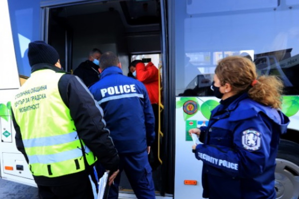 Засилени проверки за спазване на мерките срещу разпространението на ковид се извършват в градския транспорт