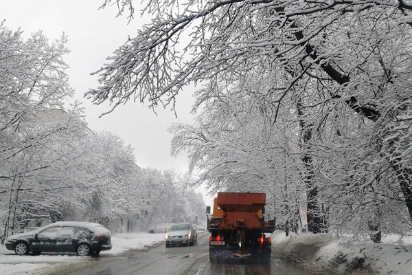 170 снегопочистващи машини извършват обработки срещу заледяване в София