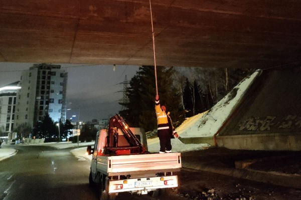 Аварийните екипи на общината почистиха ледени висулки от транспортни надлези