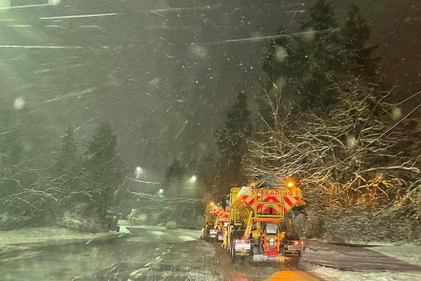 Общо 128 снегопочистващи машини обработват пътните настилки в София
