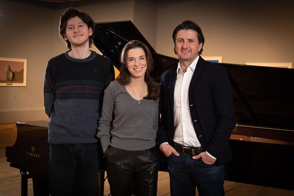 Зам.-кметът Мирослав Боршош поздрави сопраното Ина Кънчева и пианиста Емануил Иванов за съвместния им проект „Песента на спомените“