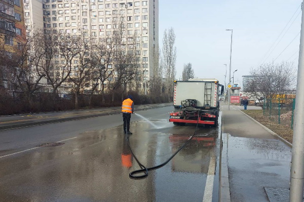 Извършва се миене на улици и булеварди в София