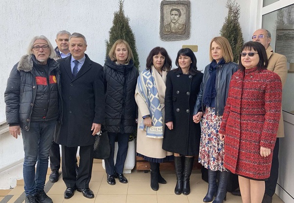 Йорданка Фандъкова присъства на откриването на барелеф на Апостола на свободата в 8. СУ „Васил Левски“