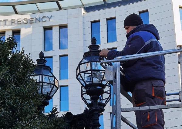 Фенерите на площада при Паметника на Васил Левски са монтирани