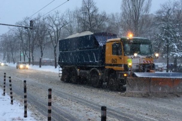139 снегопочистващи машини са извършвали обработки в София тази нощ
