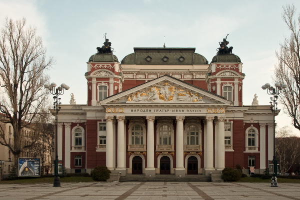 Екипи на Столичен инспекторат почистиха фасадата на Народния театър „Иван Вазов“