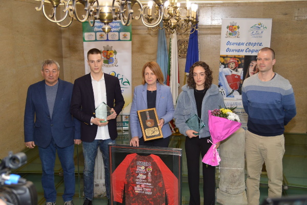 Младите спортни таланти Изабела Янкова и Калоян Бинев са лица на „София – европейска столица на спорта“