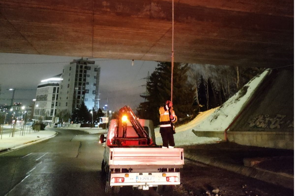 Аварийните екипи на общината почистиха ледени висулки от мостове
