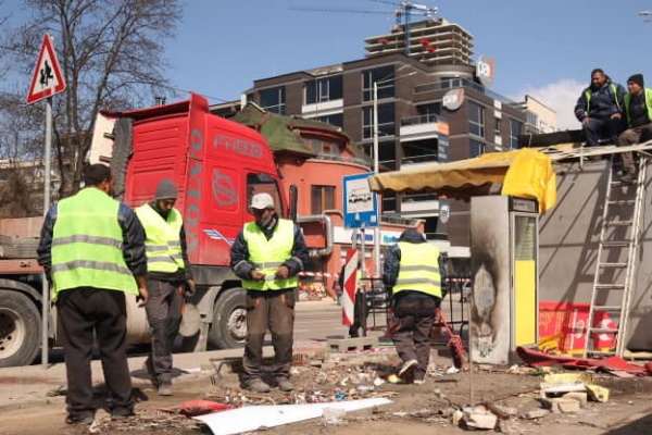 Продължаваме да подреждаме града и изчистваме обществените пространства от незаконни преместваеми обекти