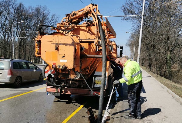 Започна почистване на регулите на улиците и булевардите от наноси