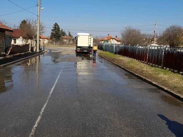 Продължава почистването булеварди, улици и дъждоприемни шахти