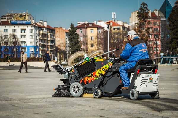 ОП „Паркове и градини“ с нова електрическа машина за почистване на алеи