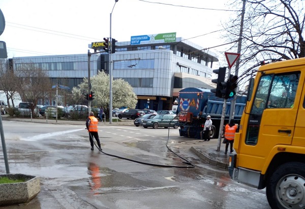 Над 500 чувала със зелени отпадъци събраха доброволци в междублокови пространства